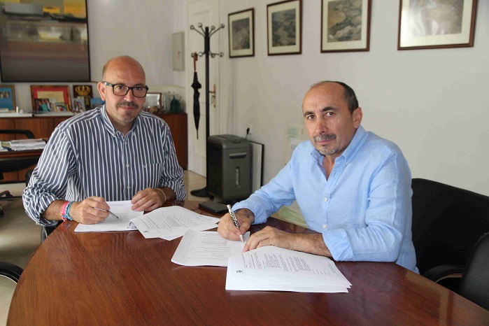 Firma contrato adjudicación mobiliario museo municipal Cártama