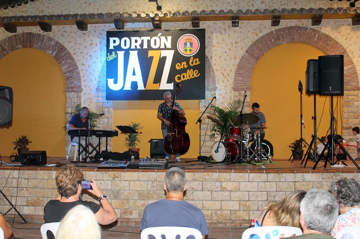 Portón del Jazz de Alhaurín de la Torre en la calle