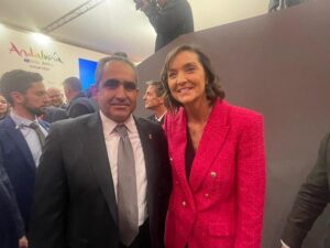 El alcalde de Álora con la  Ministra de Turismo Reyes Maroto