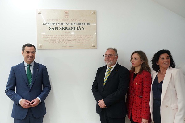 Juanma Moreno inaugura el centro del mayor de Alhaurín de la Torre