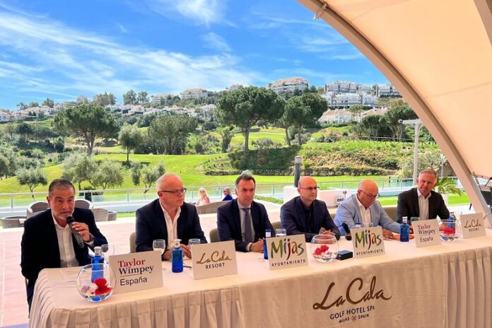 Representantes de Taylor Wimpey España, La Cala Golf Resort y el Ayuntamiento de Mijas en la presentación de la renovación del acuerdo