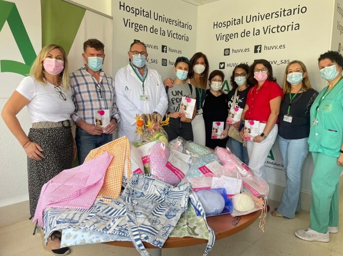 Las mujeres mastectomizadas del Hospital Clínico de Málaga reciben material solidario por parte de la asociación “Un sí por la Vida”