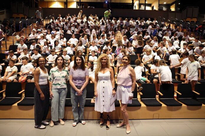 Escolares y profesorado en el Edgar Neville