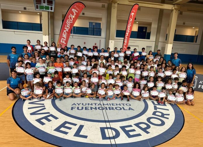 Imagen de familia de los alumnos que han participado en el Campus de Verano en el Elola