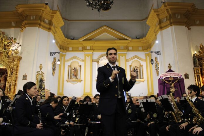 Banda Municipal de Alhaurín de la Torre tocando en el IV Concierto de Cuaresma en la parroquia