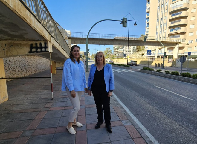 Rocío Arriaga y María Hernández, en la avenida de Las Gaviotas delante del puente que se va a demoler